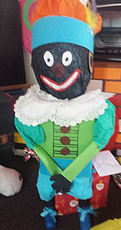 Zwarte Piet op stoel surprise