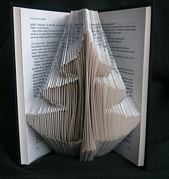 Vouw een kerstboom uit een boek